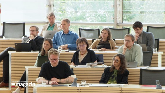 Abgeordnete sitzen im Landtag. © Screenshot 