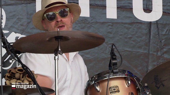 Ein Drummer während eines Auftritts auf der Bühne. © Screenshot 