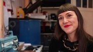 Die Modedesignerin Stefanie Gornicki in ihrem Atelier. © Screenshot 
