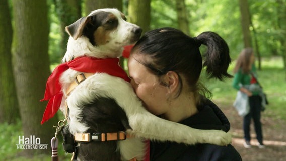 Hund Kuddel auf dem Arm einer Interessentin. © Screenshot 