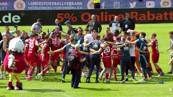 Feierende Spieler des MV Greifswalder FC. © Screenshot 