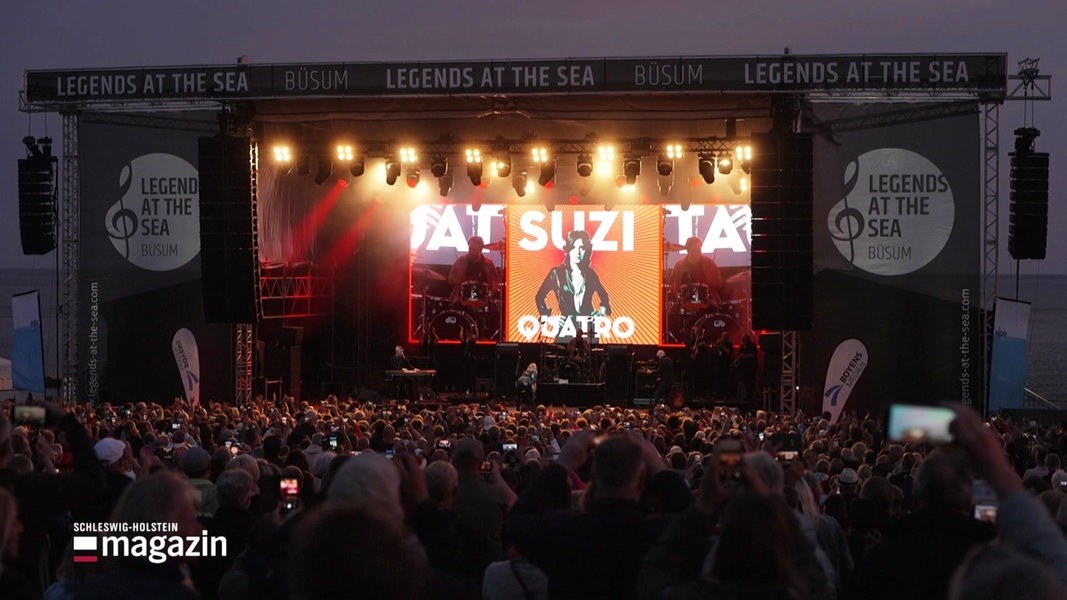 Ein einer großen Bühne ist auf der Leinwand Suzi Quadro zu sehen.