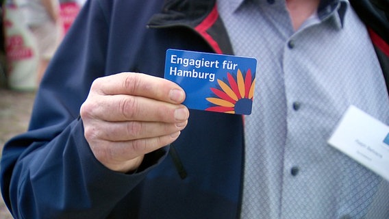 Die Hamburger Engagement-Karte ist blau mit der weißen Schrift "Engagiert für Hamburg" © Screenshot 