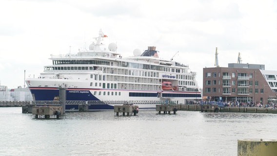 Die "Hanseatic Inspiration" im Hafen von Wismar © Screenshot 