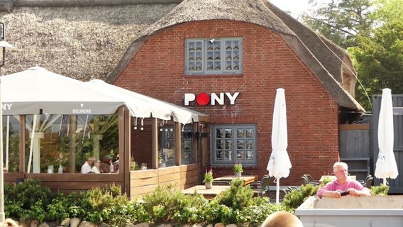 Blick auf das Gebäude vom Restaurant "Pony" auf Sylt. © Screenshot 
