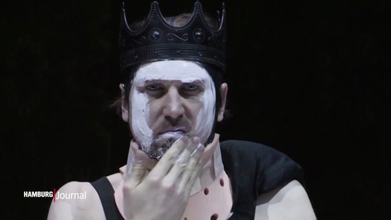 Lars Eidinger steht als König Richard auf der Bühne. © Screenshot 