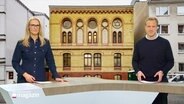 Gabi Lüeße und Henrik Hanses moderieren das Schleswig-Holstein Magazin am 26.05.2024. © Screenshot 