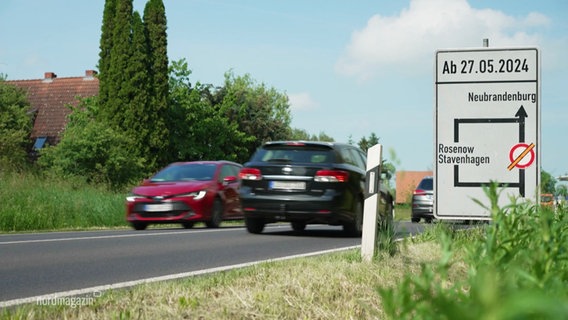 Ein Schild gibt die Sperrung einer Straße bekannt. © Screenshot 