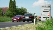 Ein Schild gibt die Sperrung einer Straße bekannt. © Screenshot 