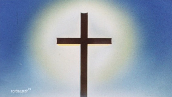 Ein christliches Kreuz auf blauem Hintergrund. © Screenshot 