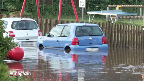 Ein Auto steht nach Starkregen im Wasser © Screenshot 