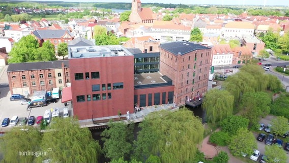Eine Luftaufnahme der Parchimer Kulturmühle. © Screenshot 