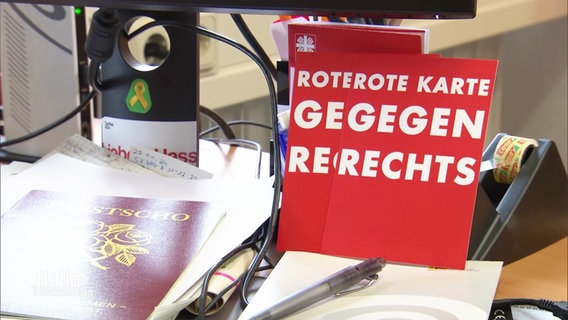 Eine Postkarte mit der Aufschrift: Rote Karte gegen Rechts. © Screenshot 