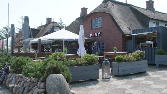 Das Lokal auf Sylt, in dem an Pfingsten Nazi-Parolen gerufen wurden. © Screenshot 