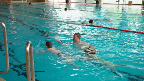 Ein Junge lernt schwimmen in einem Hamburger Schwimmbad. © Screenshot 