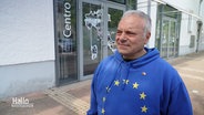 Ein Mann mit blauem Europapullover. © Screenshot 