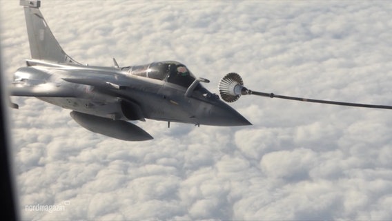 Ein Eurofighter über den Wolken bei einem Tankmanöver. © Screenshot 