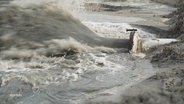 Sand und Wasser werden an einen Strand gepumpt. © Screenshot 