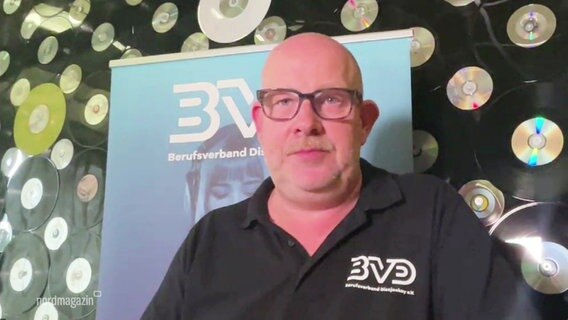 DJ Wöhler ein Mann mit einer Glatze und einer Brille. © Screenshot 