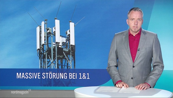 Ein Nordmagazin-Moderator steht vor einer Leinwand auf der von den Störungen berichtet wird. © Screenshot 