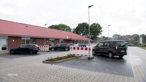 Eine Straßenlaterne mitten auf einem Parkplatz. © Screenshot 