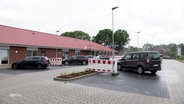 Eine Straßenlaterne mitten auf einem Parkplatz. © Screenshot 