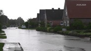Eine Straße steht unter Wasser. © Screenshot 