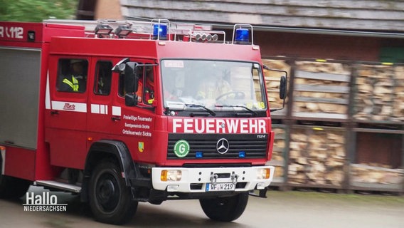 Ein Feuerwehrauto fährt auf einen Hof. © Screenshot 