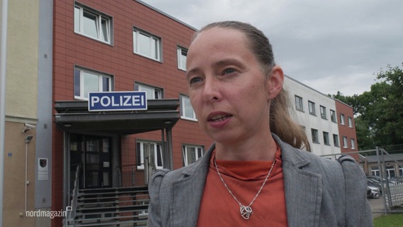 die Presssprecherin der Polizei, Claudia Berndt, im Interview. © Screenshot 
