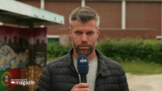 NDR-Reporter Phillip Kamke ist live aus Geesthacht zugeschaltet. © Screenshot 