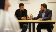 An der Wasatia Graduiertenschule diskutieren ein Palästinenser und ein Israeli über mögliche Lösungen für den Krieg in Nahost. © Screenshot 