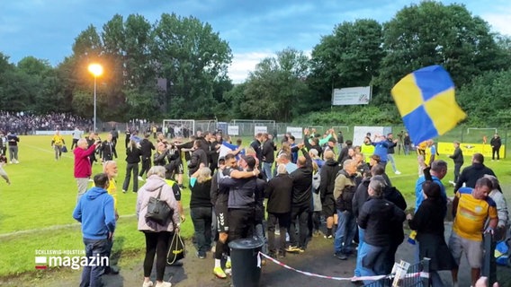 Spieler und Fans des SV Todesfelde feiern den Sieg über Altona 93 und damit den Aufstieg in die Regionalliga. © Screenshot 