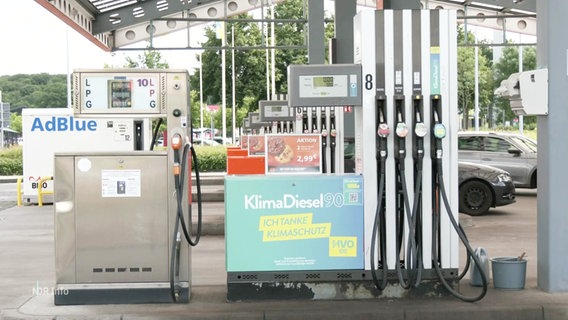 Ein Tanksäule mit Werbung für den neuen Diesel-Kraftstoff. © Screenshot 