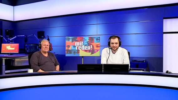Moderator Christian Orth diskutiert mit Bernd Schmelzer und Harald Lange bei "Mitreden" über die Heim-EM. © Screenshot 