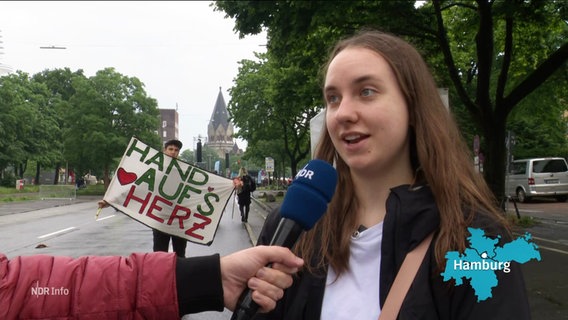 Die Sprecherin von Fridays for Future Hamburg, Annika Kruse, gibt während einer Demonstration ein Interview. © Screenshot 