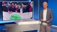 Thorsten Schröder moderiert NDR Info. © Screenshot 