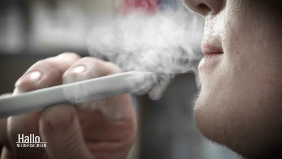 Eine Person zieht an einer E-Zigarette. © Screenshot 