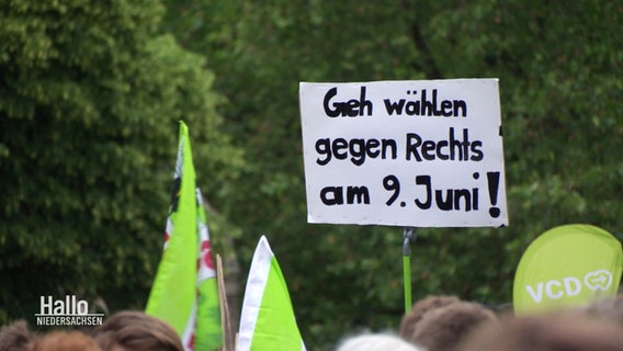 "Geh wählen gegen Rechts am 9. Juli!", steht auf einem Schild, das bei einer Demonstration hochgehalten wird. © Screenshot 
