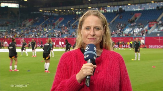 Die Reporterin steht im Ostseestadion und berichtet von den Abläufen vor dem Spiel. © Screenshot 