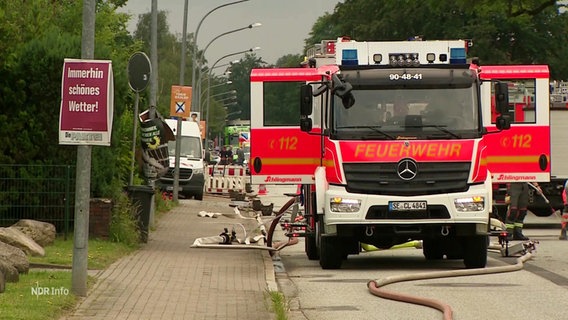 Ein Feuerwehrfahrzeug auf einer Straße. © Screenshot 