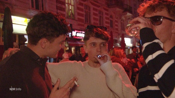 Junge Menschen feiern rauchend und trinkend. © Screenshot 