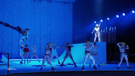 Bühnenszene der Oper „Sancta“ . © Screenshot 
