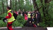 Mehrere Einsatzkräfte am Boberger Baggersee in Hamburg. © TNN 