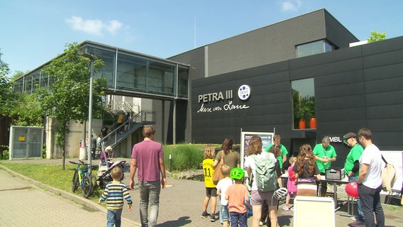 Besucher beim Science City Day in Hamburg-Bahrenfeld. © Screenshot 
