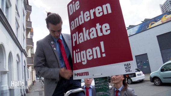 Ein Wahlplakat der Satirepartei "die Partei" trägt die Aufschrift: "Die anderen Plakate lügen!". © Screenshot 