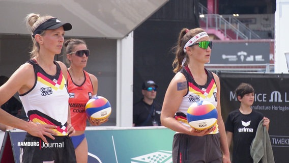Die beiden Beachvolleyballerinnen Isabel Schneider und Maggie Kozuch auf dem Spielfeld. © Screenshot 