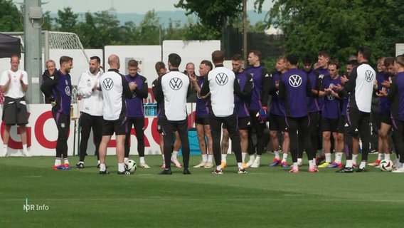 Die deutsche Nationalmannschaft beim Training auf dem Fußballplatz. © Screenshot 