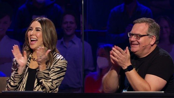 Judith Williams und Elton applaudieren im Studio bei "Wer weiß denn sowas?". © Screenshot 
