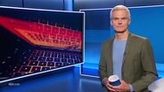 Thorsten Schröder moderiert NDR Info. © Screenshot 