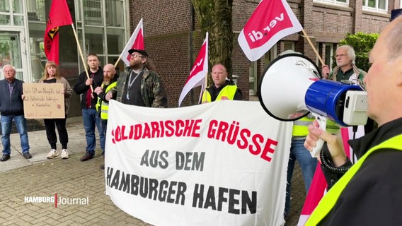 Gewerkschaftsmitglieder protestieren gegen die Entlassung eines Betriebsrates bei der MSC. © Screenshot 